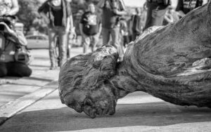 Statue de Christophe Colomb mise à bas par des activistes des premières nations
